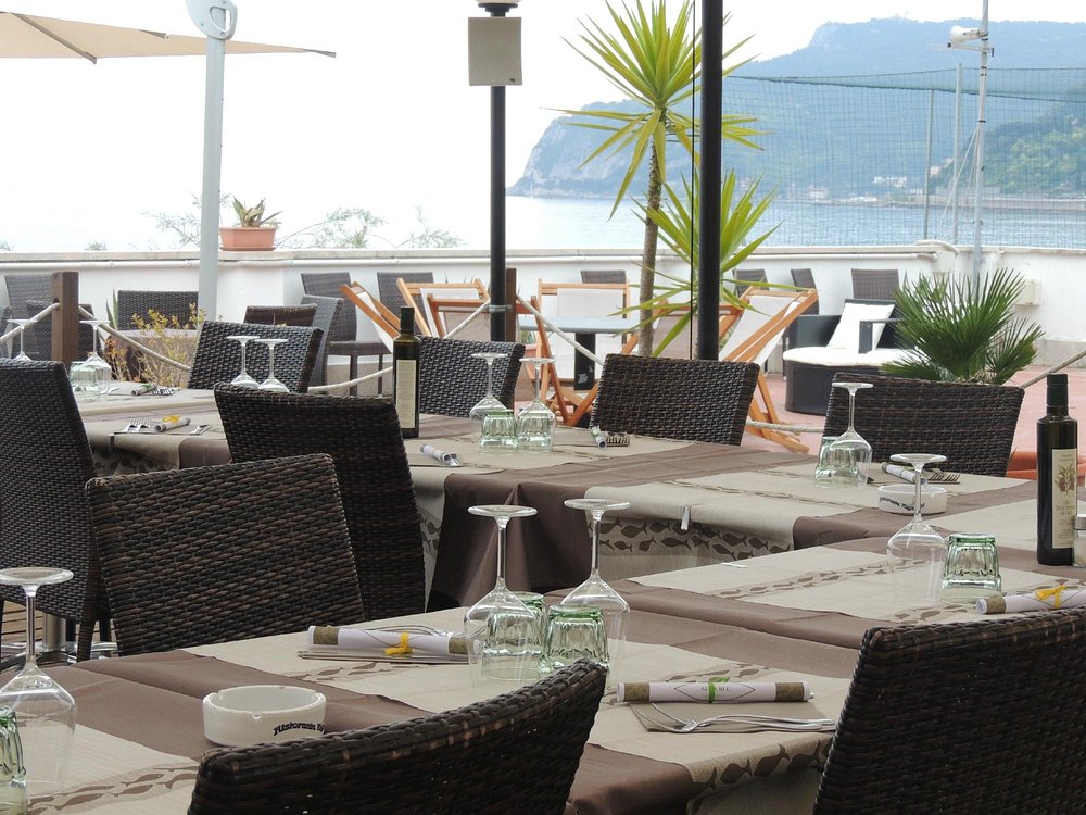 La terrazza sul mare del Ristorante Alga Blu